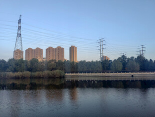 湖畔高楼与电力设施景观