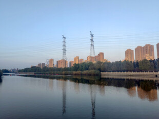 河畔城市风光宁静美好