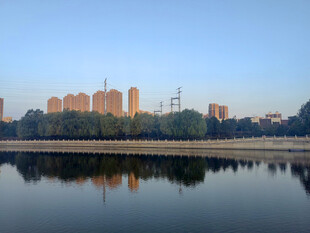 湖畔城市风光宁静美好