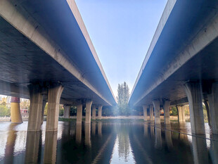 交错高架桥的水中倒影