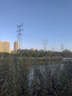 城郊河畔的输电设施景观