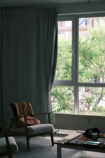 简约温馨的室内窗边一角