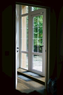 敞开的门通向户外景致