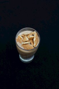 玻璃杯中的美味坚果酸奶