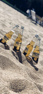 沙滩上的啤酒瓶