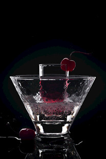 樱桃点缀的精致玻璃酒杯