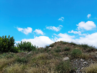 蓝天白云下的山野风光