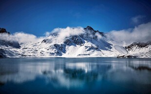 雪山倒映在湛蓝湖面上