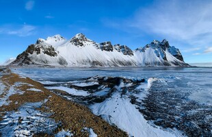 冰雪覆盖的壮丽海岸景观