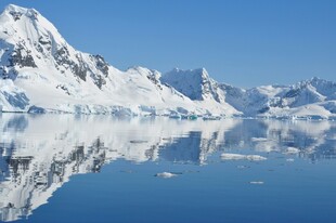 雪山倒映在平静湖面上