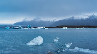 冰川海面漂浮的巨大冰块