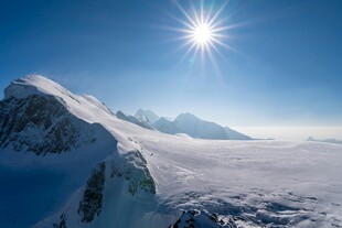 雪山日出壮丽美景