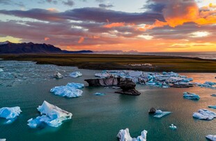 冰川湖的绚烂日落美景