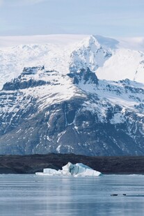 壮丽雪山下的冰川与湖水
