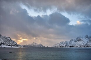 冬日山海间的壮丽景致