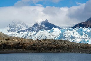 雪山湖畔壮丽风光