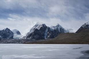 雪山下的冰封湖泊