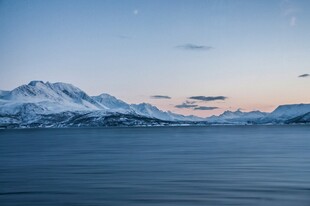 雪山下的宁静湖面