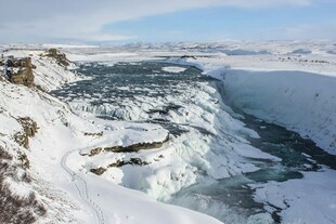 冬季壮丽的冰雪瀑布景观