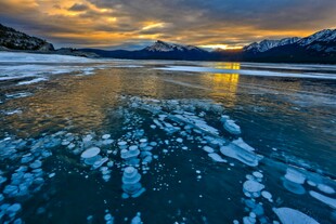 夕阳下的冰封湖面美景
