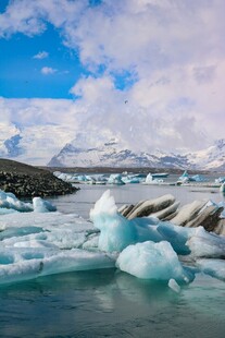 冰川漂浮于澄澈水域