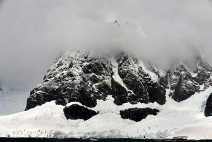 云雾缭绕的壮丽雪山