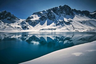 雪山倒影在静谧蓝湖