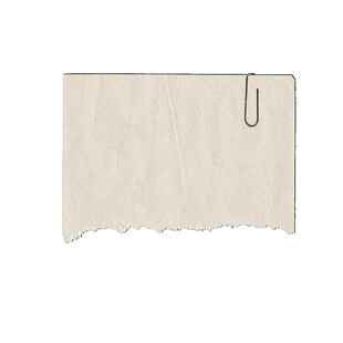 带回形针的破旧米色纸张