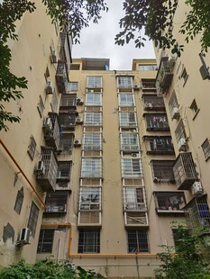 多层居民楼外观景象