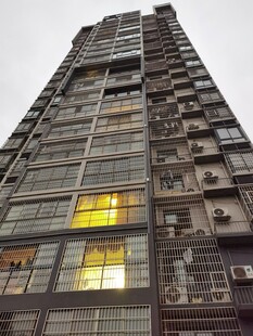 夜幕下的高层居民楼