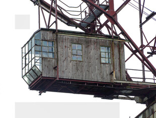 老旧起重机操作室