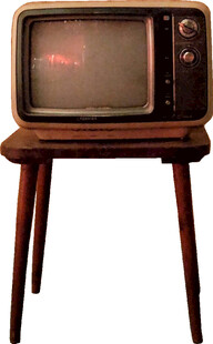 复古电视机置于木桌上