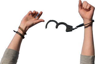 挣脱手铐束缚的双手