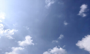 晴朗蓝天飘着几朵白云