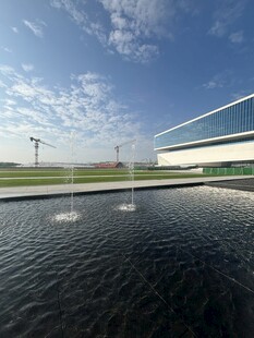 现代建筑旁的水景景观