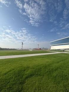 机场跑道旁的开阔绿地