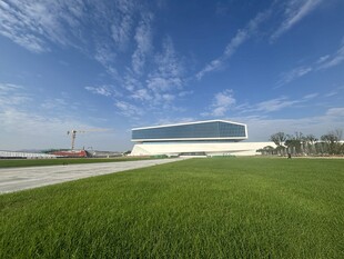 现代建筑旁的广阔绿草地