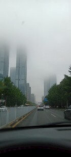 雾中城市道路景象