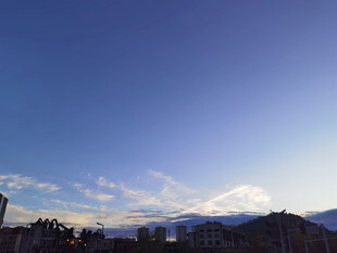 城市上空的美丽蓝天