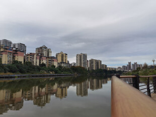 河畔城市风光倒影美景