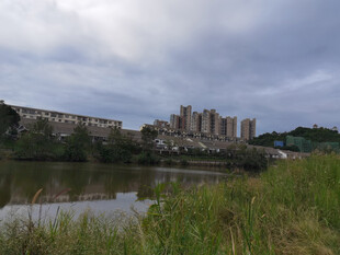 河畔城市景观阴云密布