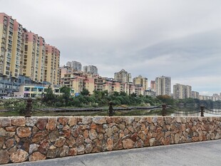 城市河畔多彩建筑景观