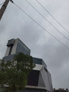 现代建筑与空中电线景观