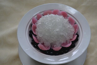 莲花造型容器中的白色物体