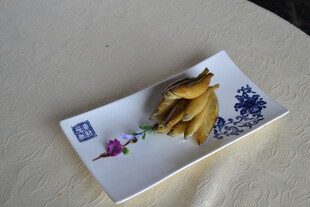 瓷盘上的佛手工艺品