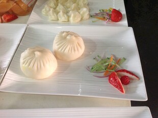 精致摆盘的美味包子