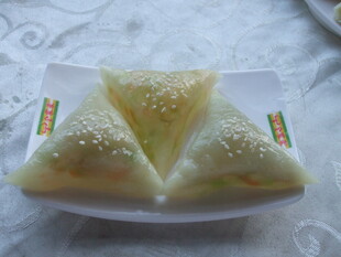 三角糕点摆于盘中