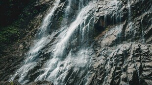 山间瀑布倾泻而下