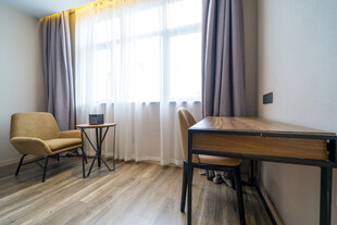 简约温馨的室内桌椅布置