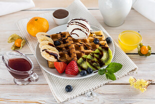 美味华夫饼早餐拼盘